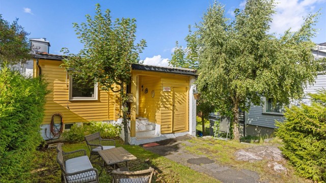 Hyggelig inngangsparti med grønne omgivelser og plass til utemøbler