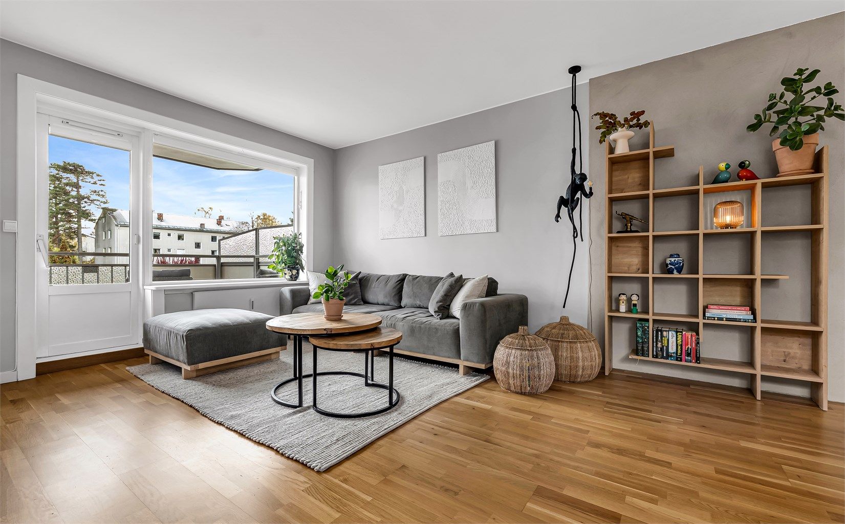 Lys og flott stue med plass til sofakrok, Tv-møblement, stuebord m.m.