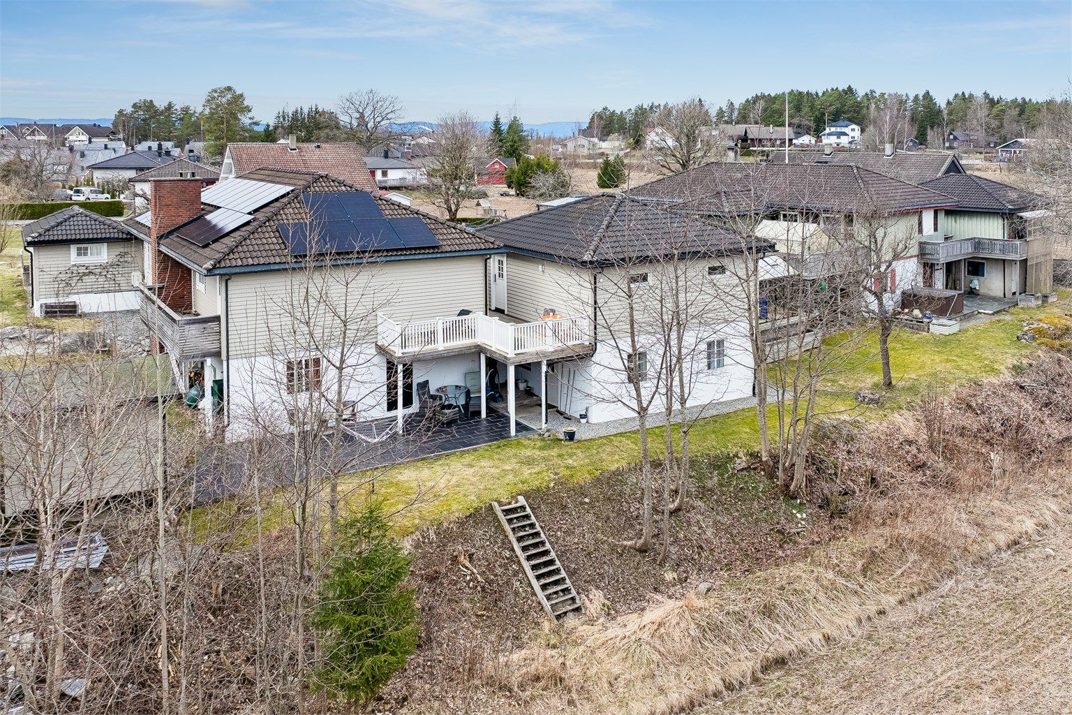 Boligen består av to etasjer, flere uteplasser, hage, garasje og hybel. Foto: Per O. Skjellnan v/Eftk