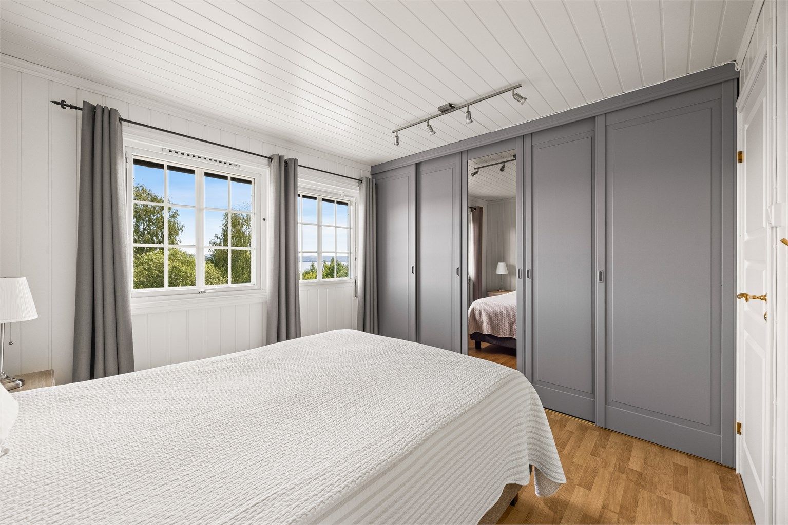 Stor garderobeløsning med skyvedører gir rikelig med oppbevaringsplass.