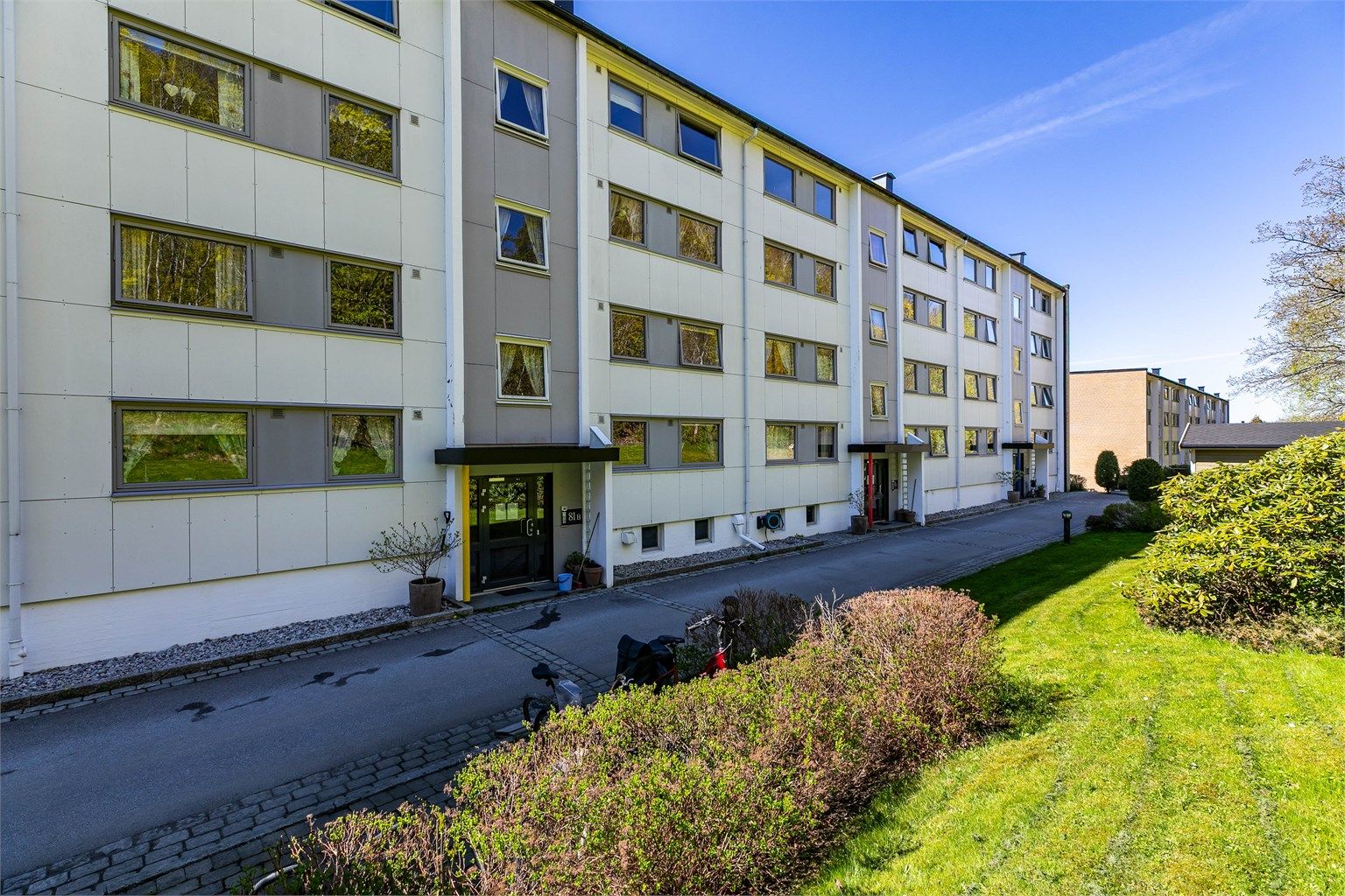 Leiligheten inngår i en såkalt høy første etasje og er dermed lite utsatt for direkte innsyn. Det er kun et fåtall trappetrinn å gå opp fra hovedinngangen.