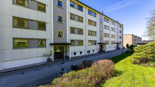 Leiligheten inngår i en såkalt høy første etasje og er dermed lite utsatt for direkte innsyn. Det er kun et fåtall trappetrinn å gå opp fra hovedinngangen.
