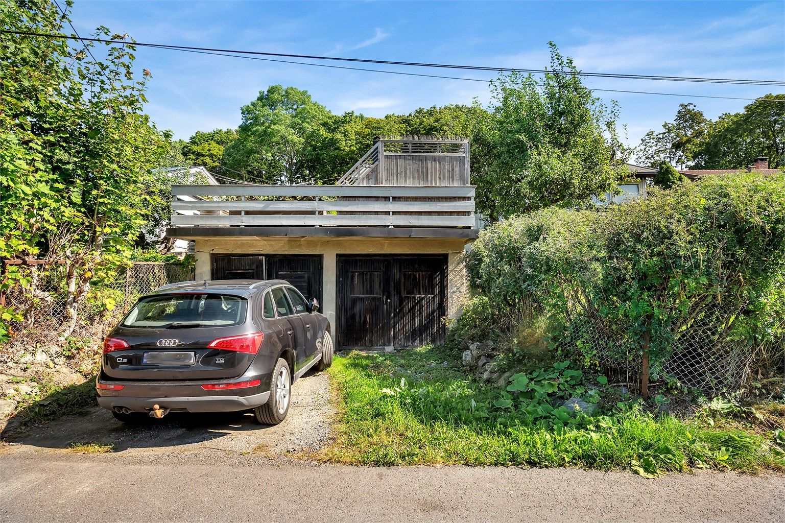 Boligen disponerer en plass i dobbeltgarasje med Fugleliveien 20B. Felles avkjørsel.