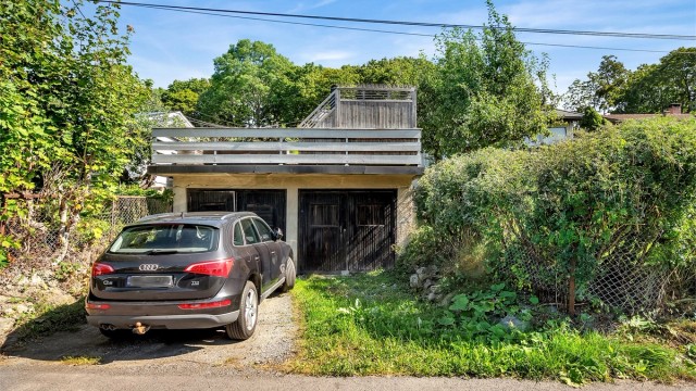 Boligen disponerer en plass i dobbeltgarasje med Fugleliveien 20B. Felles avkjørsel.