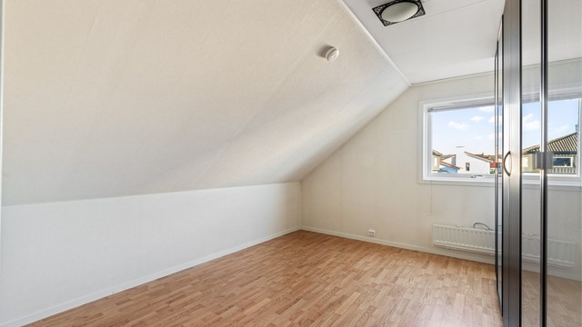Det tredje soverommet har stor garderobeløsning.
