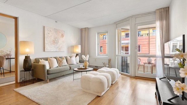 Fra stuen er det utgang til en innglasset balkong på 3 m².