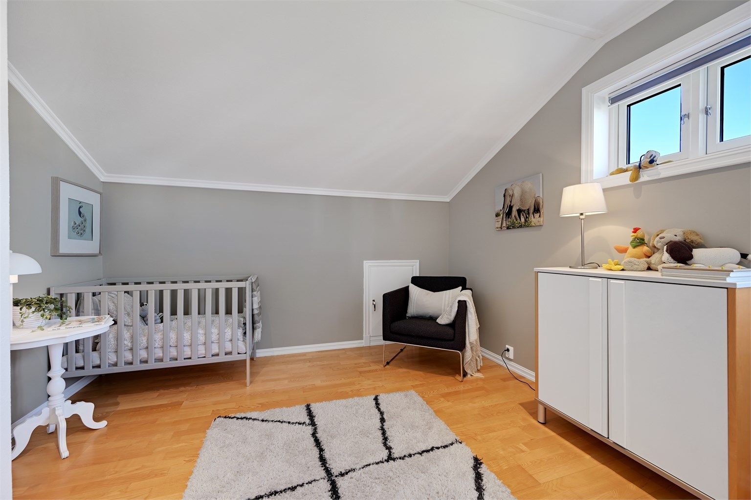 Alle soverommene i andre etasje har parkett på gulv.