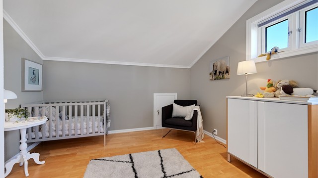 Alle soverommene i andre etasje har parkett på gulv.