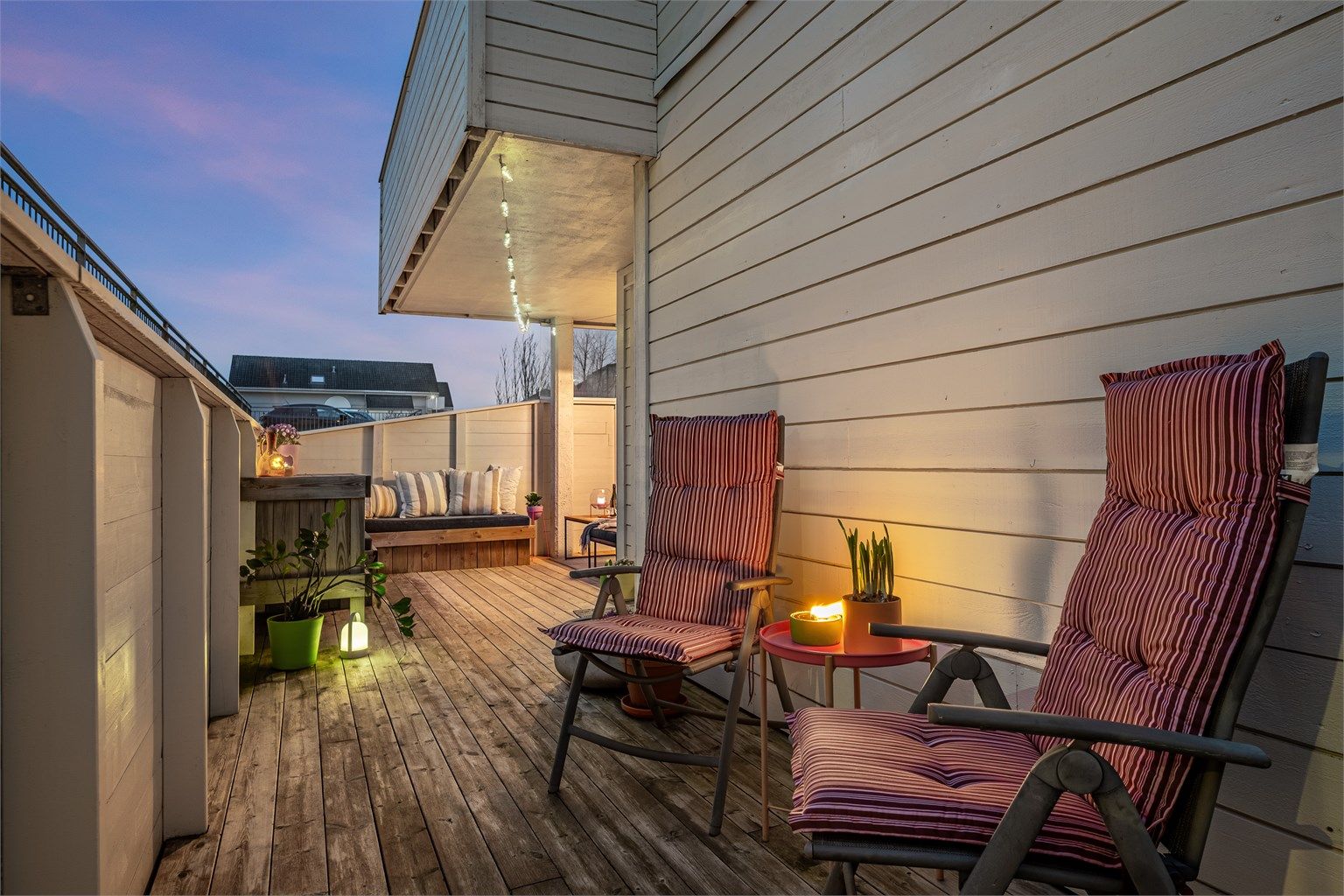 Romslig og solrik terrasse, hvor man kan nyte lange kvelder. 