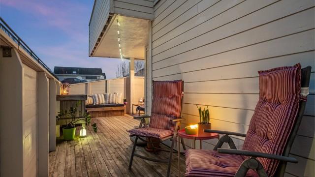 Romslig og solrik terrasse, hvor man kan nyte lange kvelder.