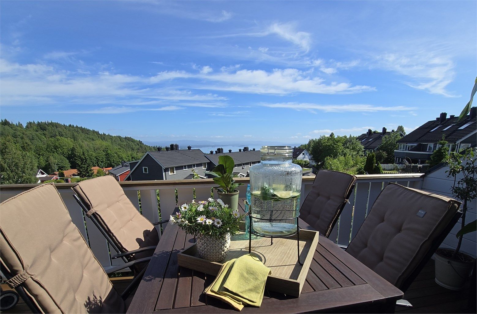 Balkongen fungerer som en forlengelse av stuen i sommerhalvåret. (Selgers private bilde)