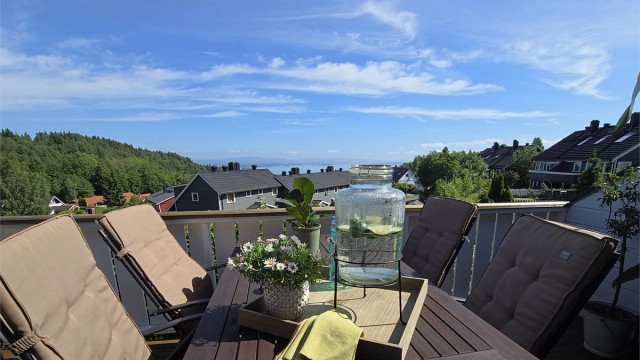 Balkongen fungerer som en forlengelse av stuen i sommerhalvåret. (Selgers private bilde)