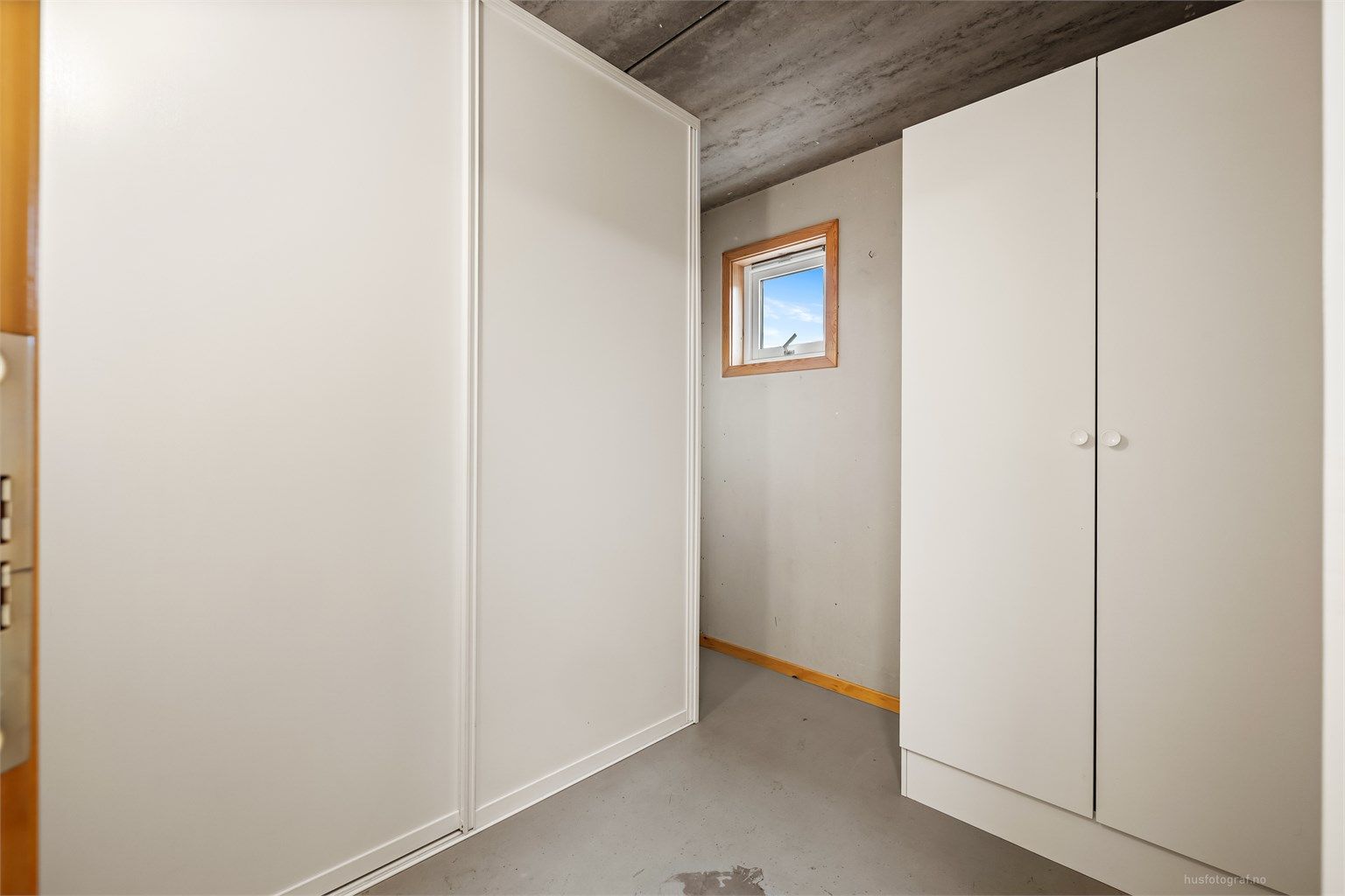 Plassbygget skyvedørsgarderobe og garderobeskap i den eksterne boden.