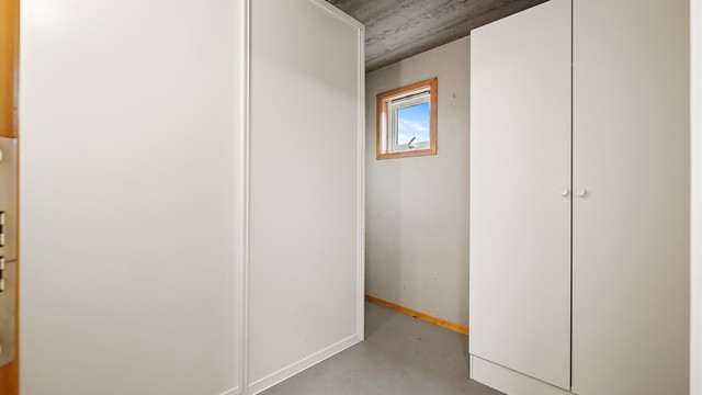 Plassbygget skyvedørsgarderobe og garderobeskap i den eksterne boden.