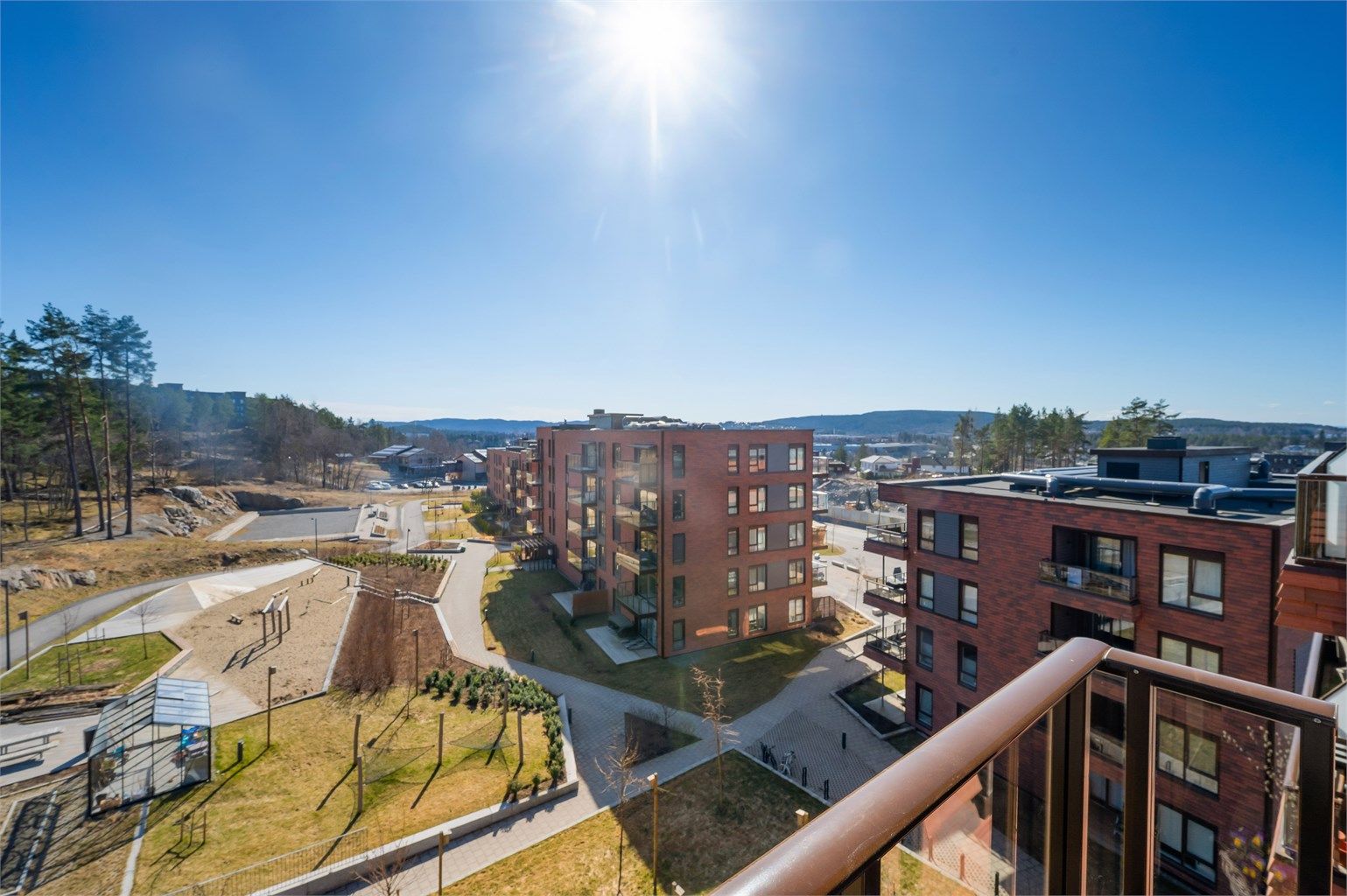 En svært tiltalende 2-roms leilighet med god planløsning og en gjennomgående lys og luftig atmosfære, takket være store vindusflater og en generøs takhøyde på 2,60 meter.