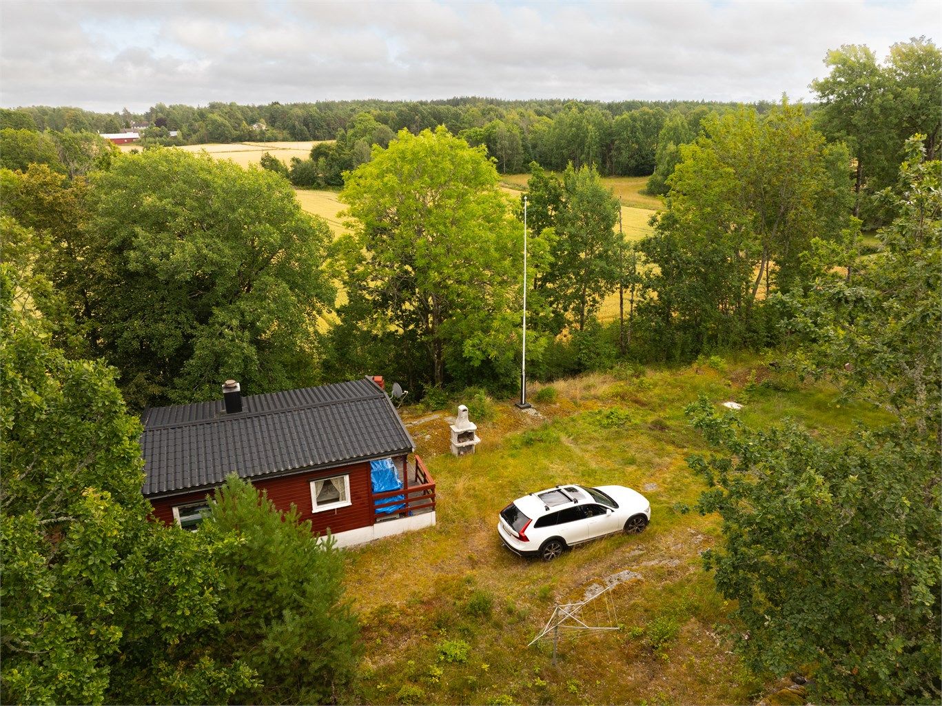 Det er mulig å kjøre helt frem til hytta. Eiendommen ligger helt innerst i veien Stenemarka.