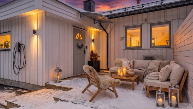 Velkommen til Myrtangvegen 8A! Et innbydende enderekkehus pusset opp i 2018/2019. Digitalt kveldsbilde. | Foto: Flytende Film AS (Thor Øyvind Borgersen)