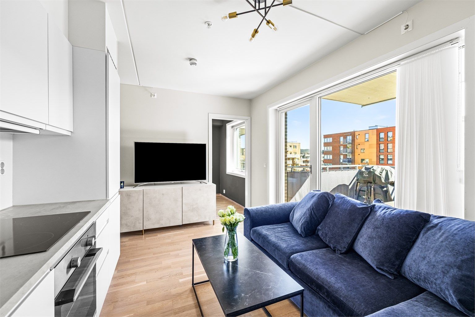 Vinduer og balkongdør med 3-lags glass fra byggeåret bidrar til god isolasjon og et lyst innemiljø.