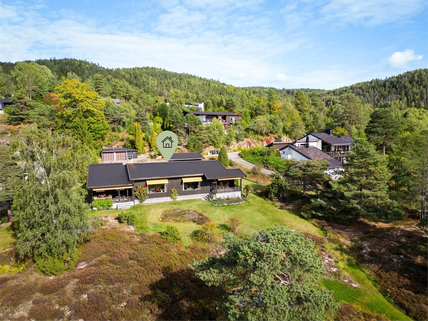 Beliggende med umiddelbar nærhet til skogsområder.