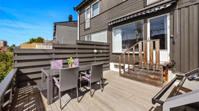 Det er sol på uteplassen fra ca. 10:00 til 20:00 (midtsommerstid) iflg. selger.