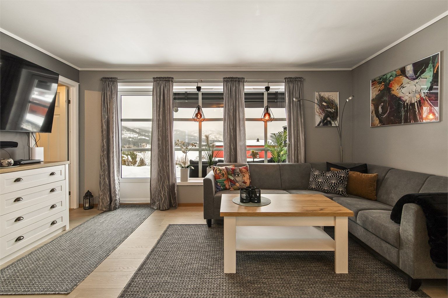 Hytten er pusset opp med nye lekre gulv og overflater malt i tidløse fargevalg