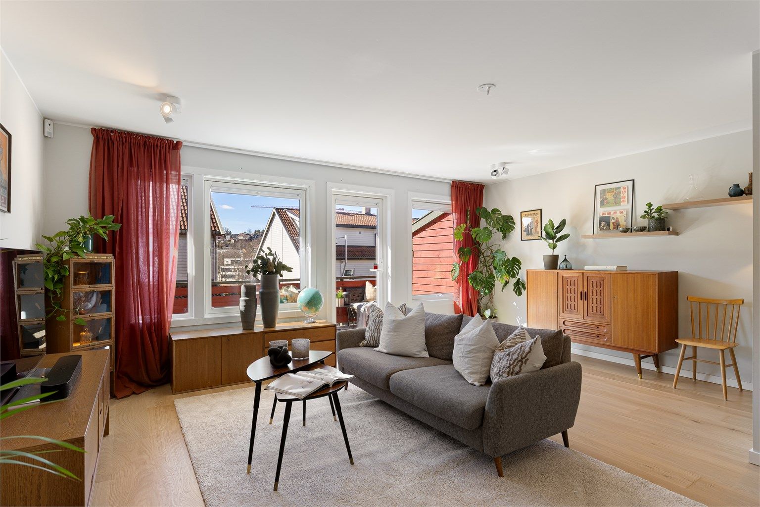 Store vindusflater gir godt med naturlig lys inn i rommet