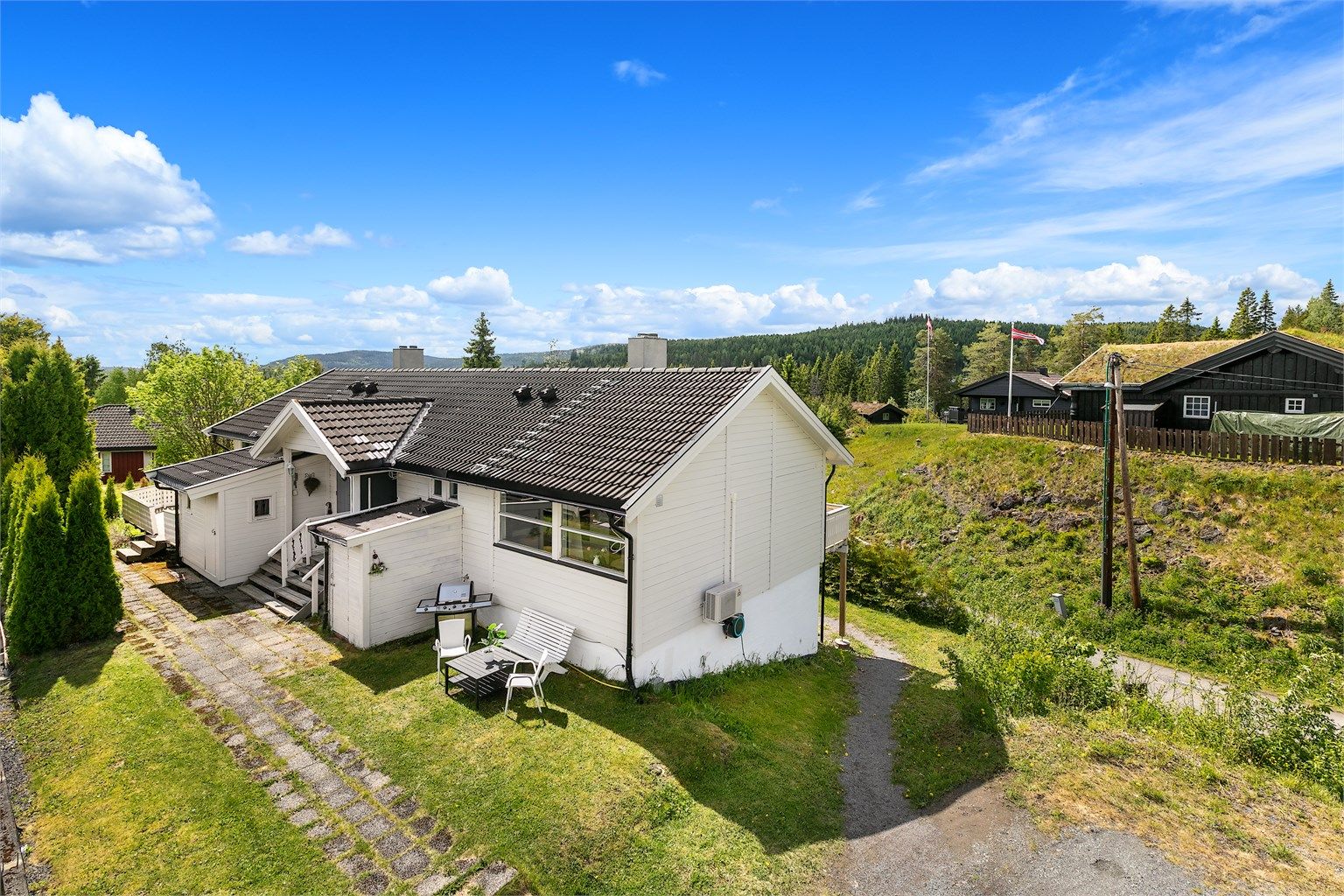 Fra leiligheten er det kort vei til matbutikk og togstasjon, noe som også gjør den til et ypperlig utleieobjekt.