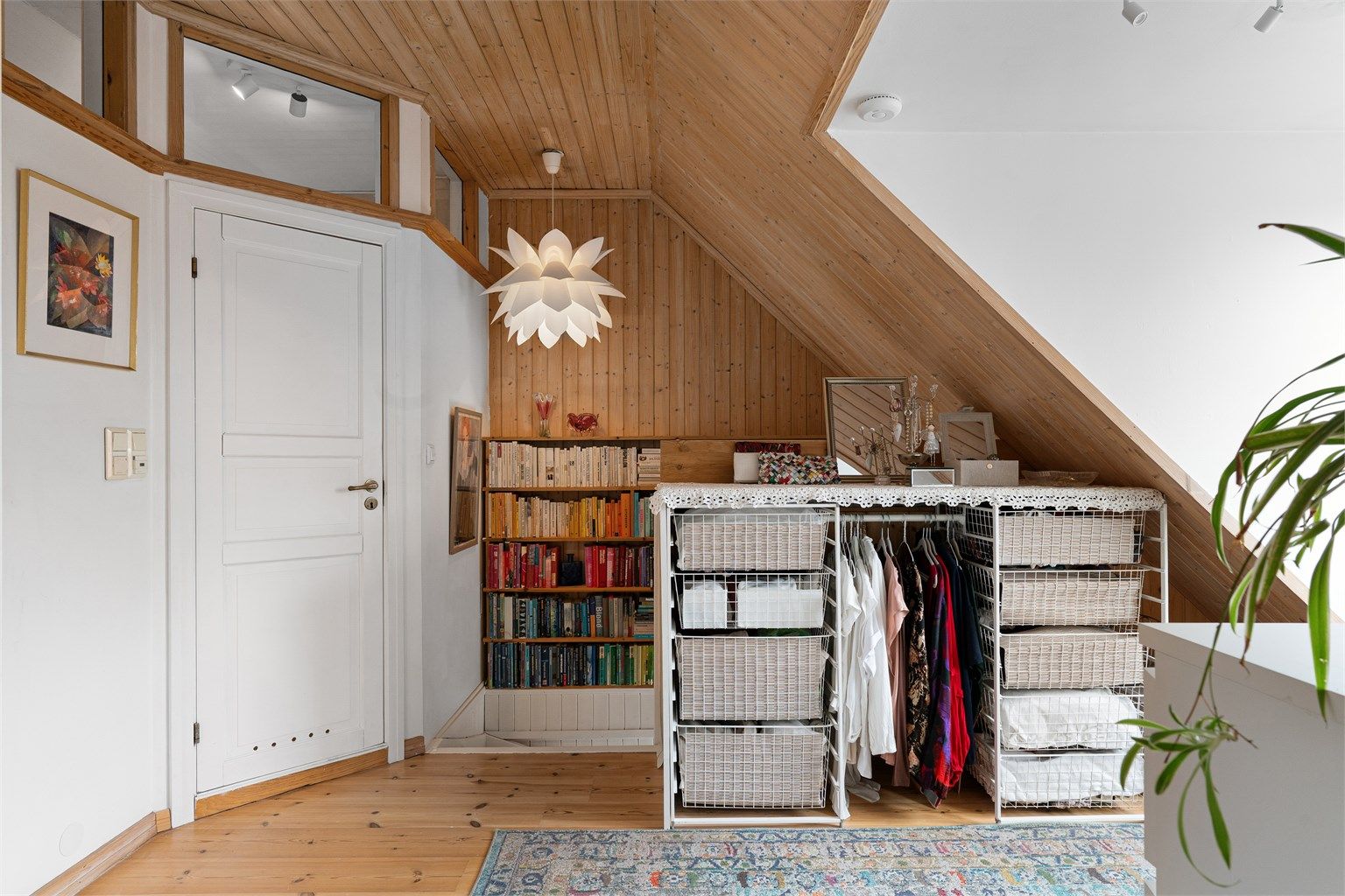 Loftstuen er et fleksibelt rom som kan benyttes som kontor, stue eller oppbevaringsplass. 