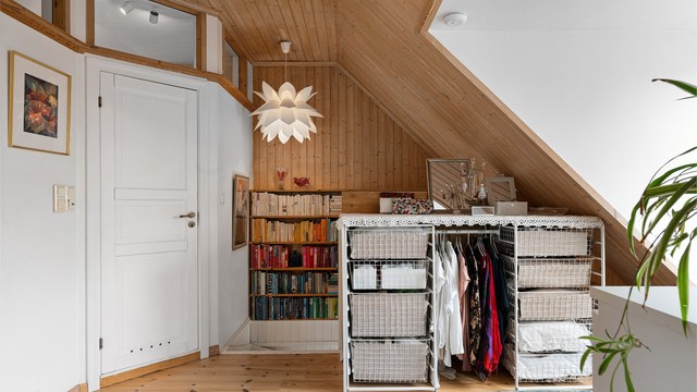 Loftstuen er et fleksibelt rom som kan benyttes som kontor, stue eller oppbevaringsplass.