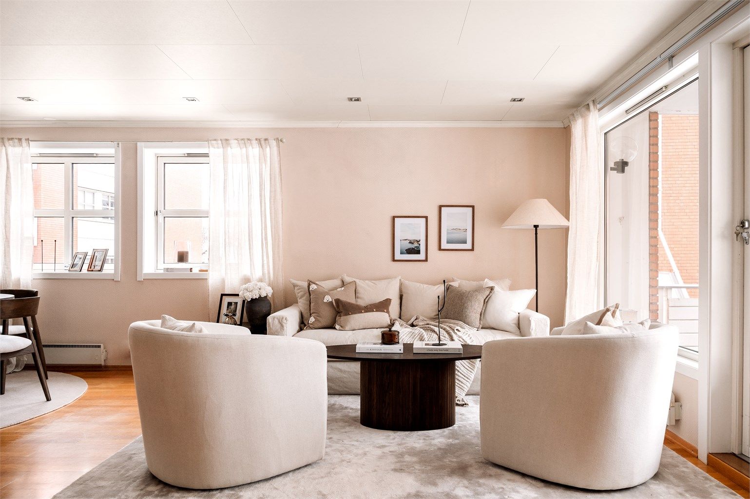 Stuen fremstår som et romslig og svært innbydende oppholdsrom, med god plass til både sofa, salongbord, TV-løsning og en hyggelig spisegruppe. 