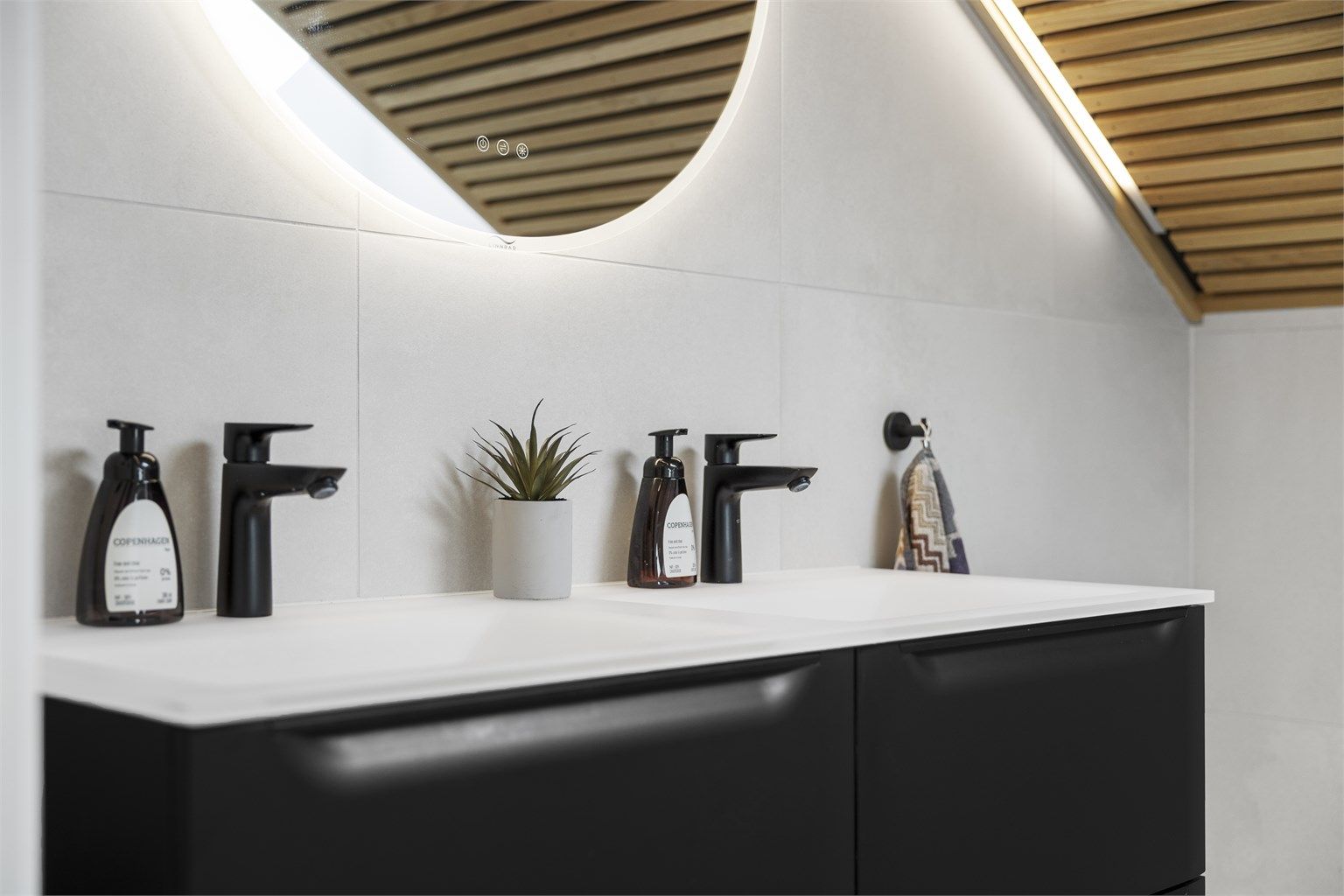 Badet på loftet har vannbåren gulvvarme for ekstra komfort.