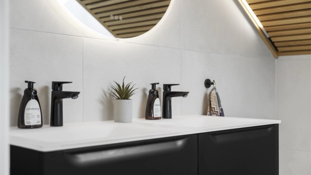 Badet på loftet har vannbåren gulvvarme for ekstra komfort.