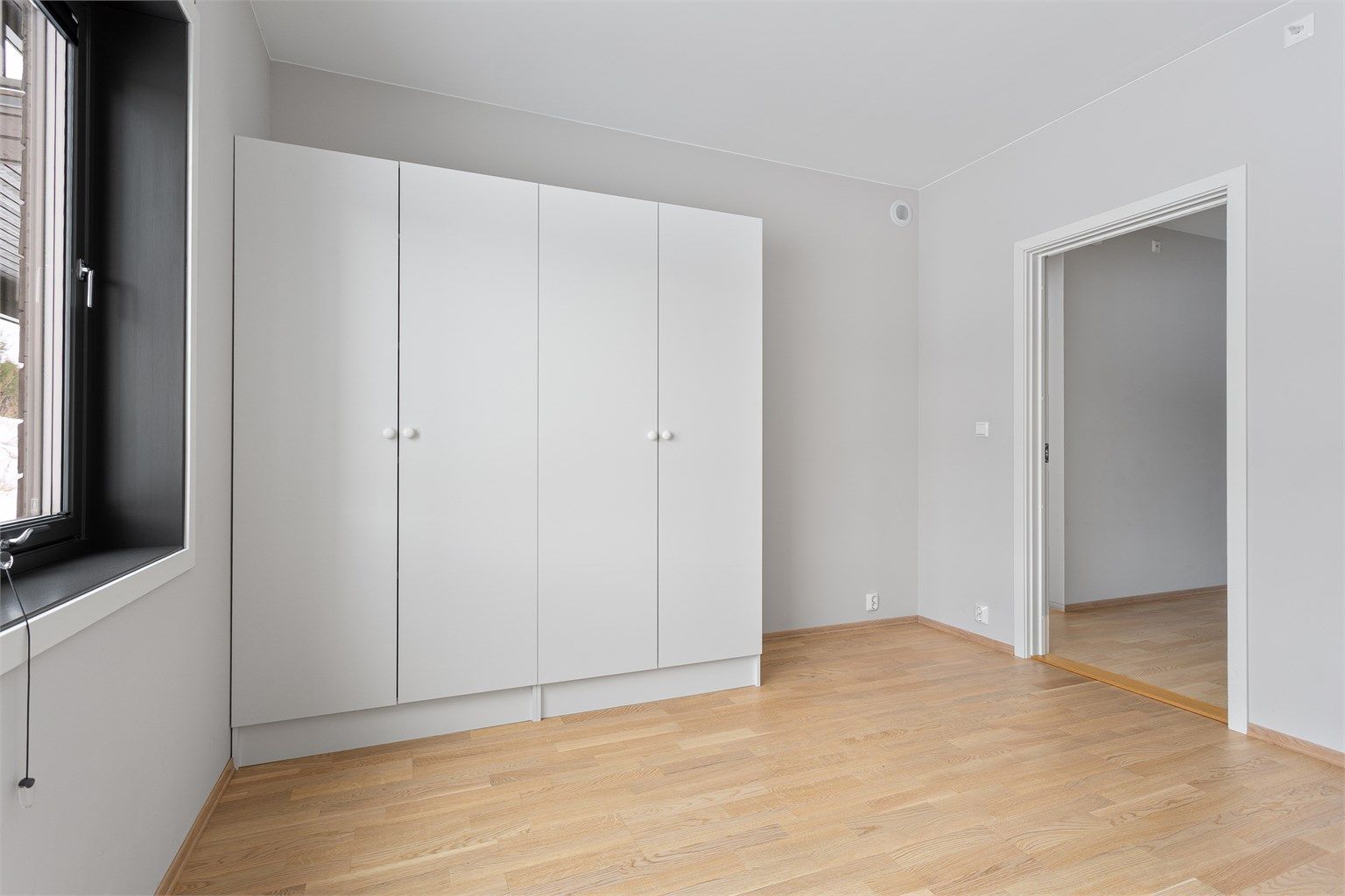 Rommet har parkett på gulv og malte veggflater, i likhet med resten av leiligheten.