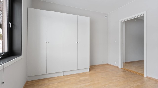 Rommet har parkett på gulv og malte veggflater, i likhet med resten av leiligheten.