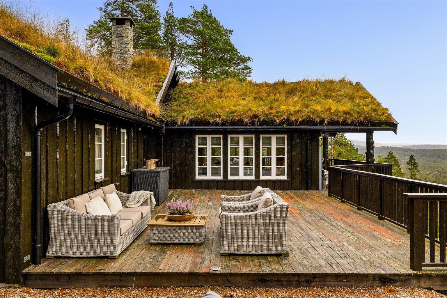 PÅ TERRASSEN: Rundt stor deler av hyttas sydvestre side, ligger en stor og til dels overbygget terrasse.