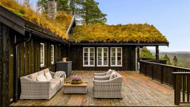 PÅ TERRASSEN: Rundt stor deler av hyttas sydvestre side, ligger en stor og til dels overbygget terrasse.