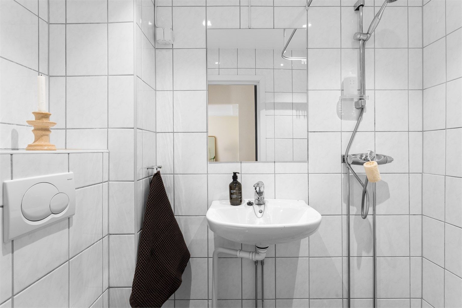 Badet er helfliset og har elektrisk gulvvarme som gir en behagelig komfort.