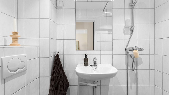 Badet er helfliset og har elektrisk gulvvarme som gir en behagelig komfort.