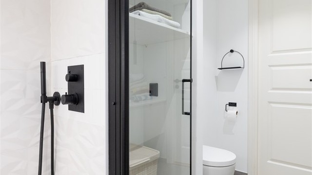 Skyvedør i glass inn til dusjhjørne med dobbeldusj