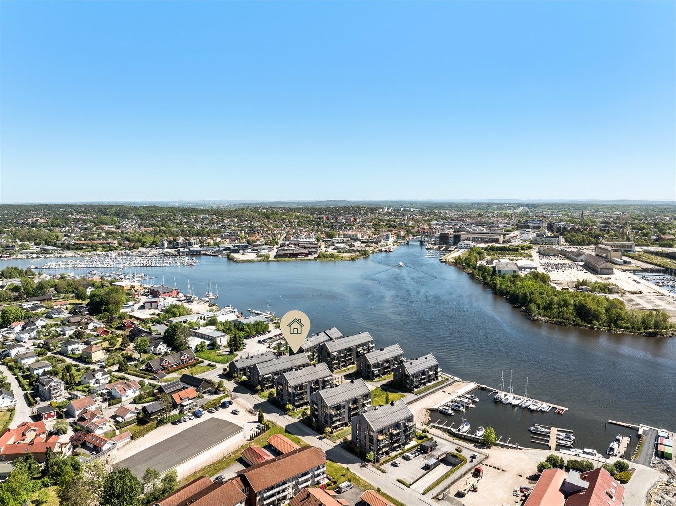 Bruket brygge ligger i flotte maritime omgivelser med byferga et stenkast unna.