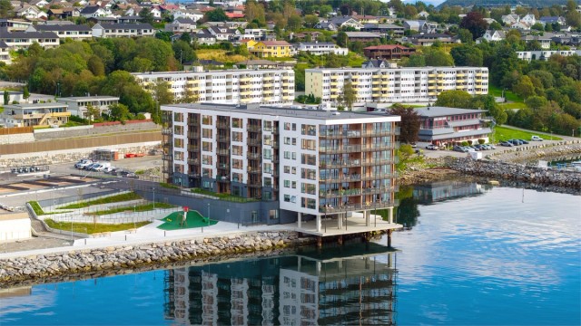 Dronebilde sett fra sjøsiden