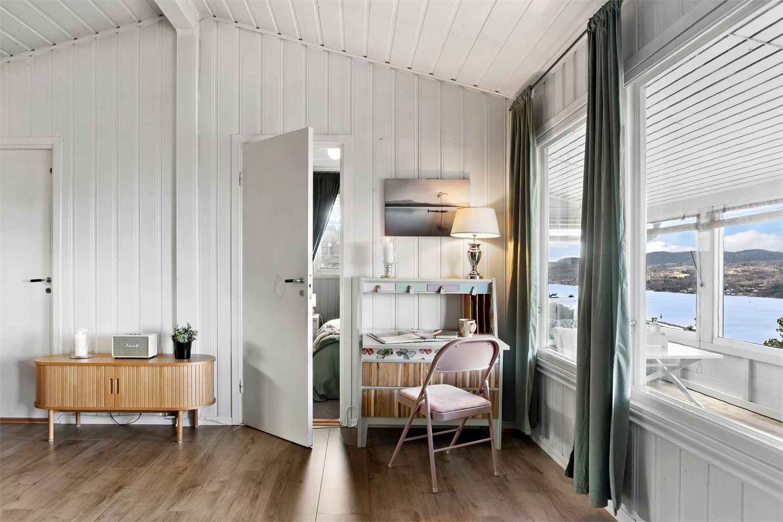 Gjennomgående panel på vegger og i himling gir en klassisk hyttestil.