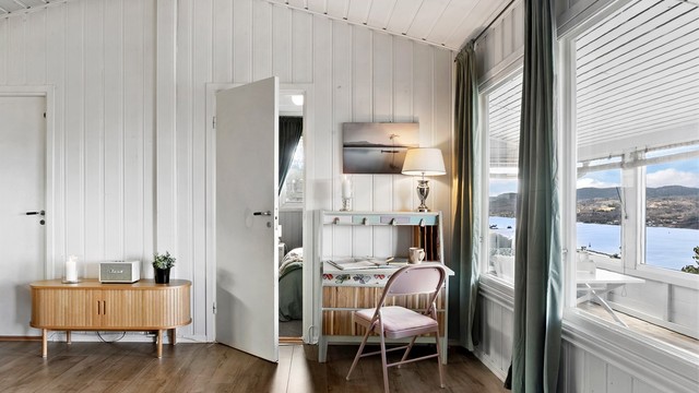 Gjennomgående panel på vegger og i himling gir en klassisk hyttestil.