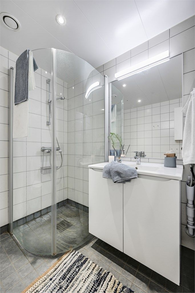 Rommet er utstyrt med innfelte downlights i himling og vegghengt toalett.
