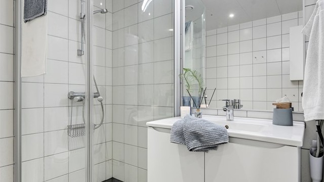 Rommet er utstyrt med innfelte downlights i himling og vegghengt toalett.