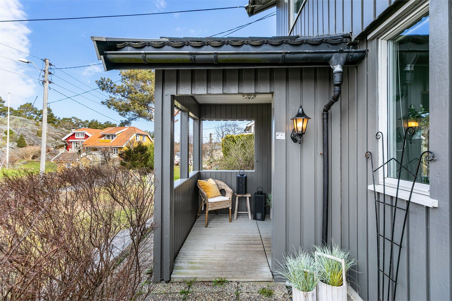 Overbygg skjermer inngangspartiet godt fra vær og vind. Det foreligger imidlertid ingen dokumentasjon på at overbygget er omsøkt eller godkjent.