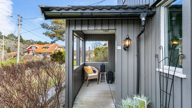 Overbygg skjermer inngangspartiet godt fra vær og vind. Det foreligger imidlertid ingen dokumentasjon på at overbygget er omsøkt eller godkjent.