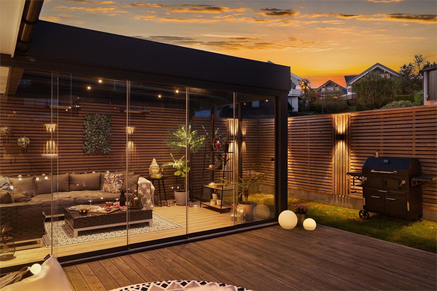 Unik vinterhage med spotlights – en perfekt forlengelse av stuen året rundt