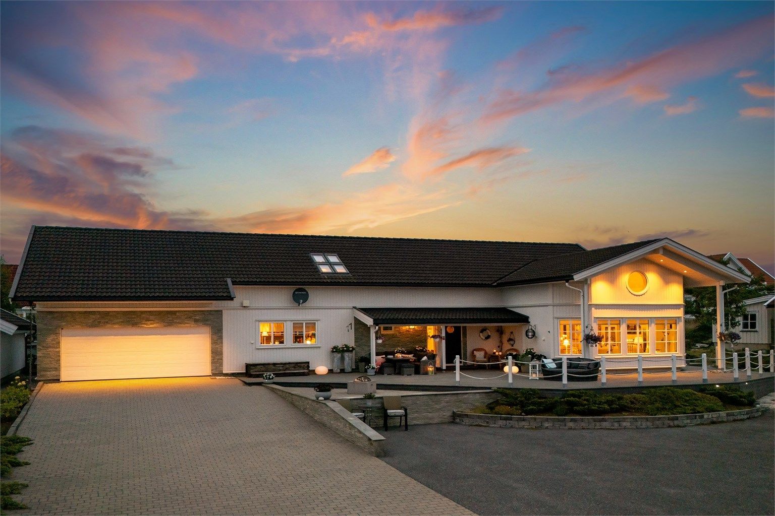 Tomten er i stor grad naturtomt og lite tidkrevende, ispedd vakre prydbusker og bed. Belegningsstein, skifer og asfaltert dekke i oppkjørsel gir et ryddig uttrykk.