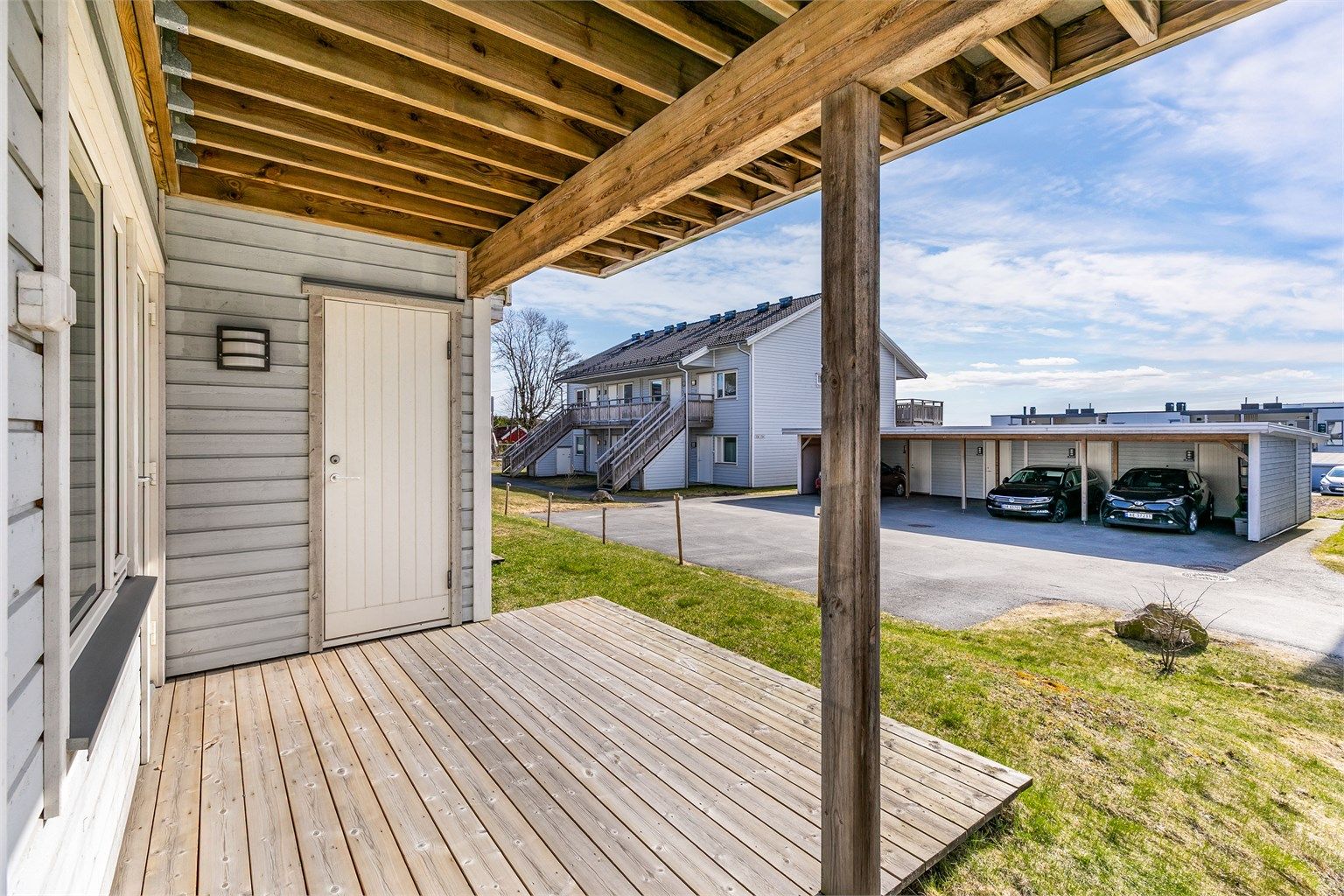 Et nær heldekkende overbygg gjør det mulig å benytte terrassen selv om sommerværet ikke er på sitt aller beste.